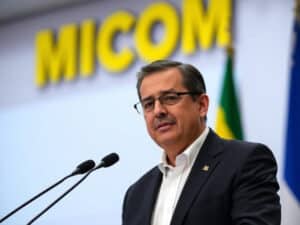 Frederico de Siqueira assume MCOM em meio a desafios e pressão política