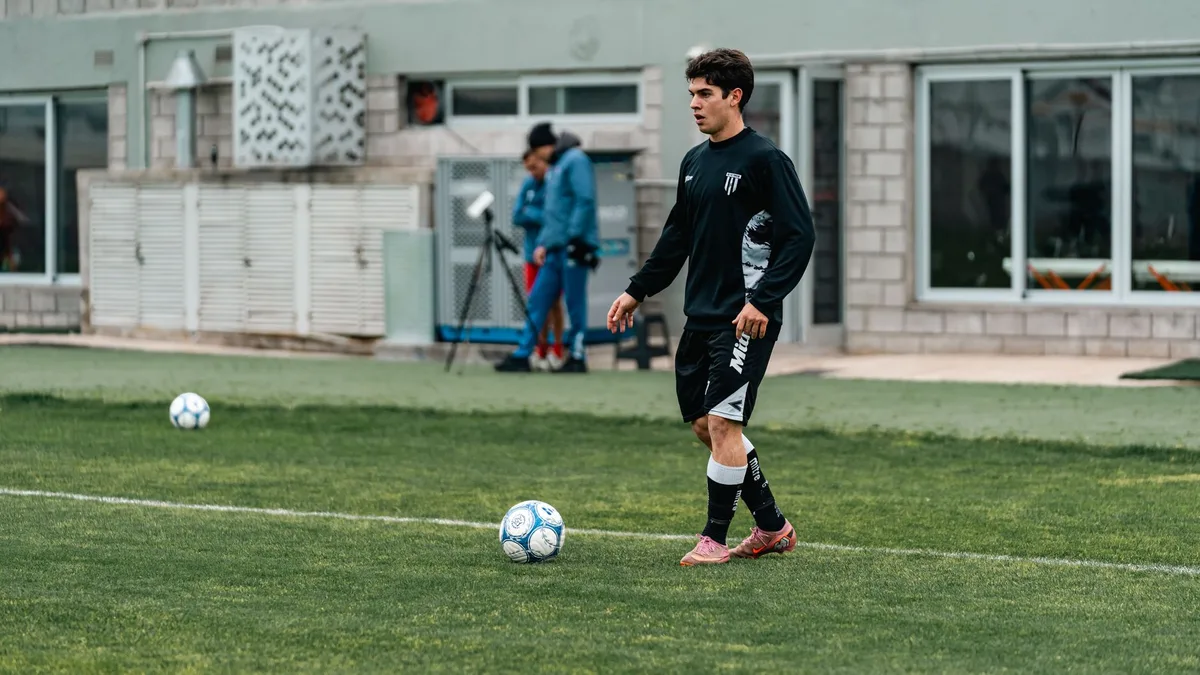 Jogadores em campo durante treinamento pré-temporada, concentração e intensidade, uniforme de time italiano