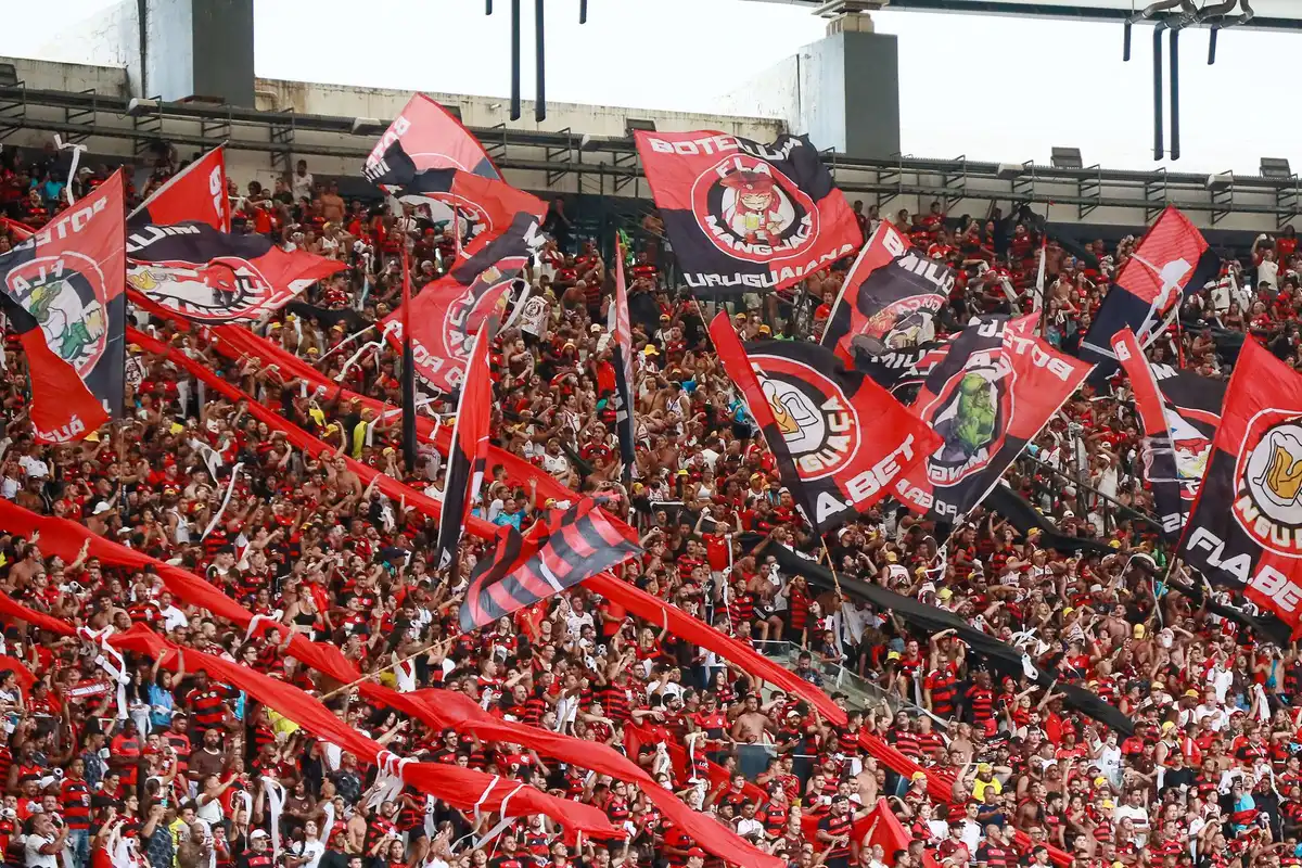 Flamengo vence Cruzeiro 2-1 e avança às quartas da Libertadores