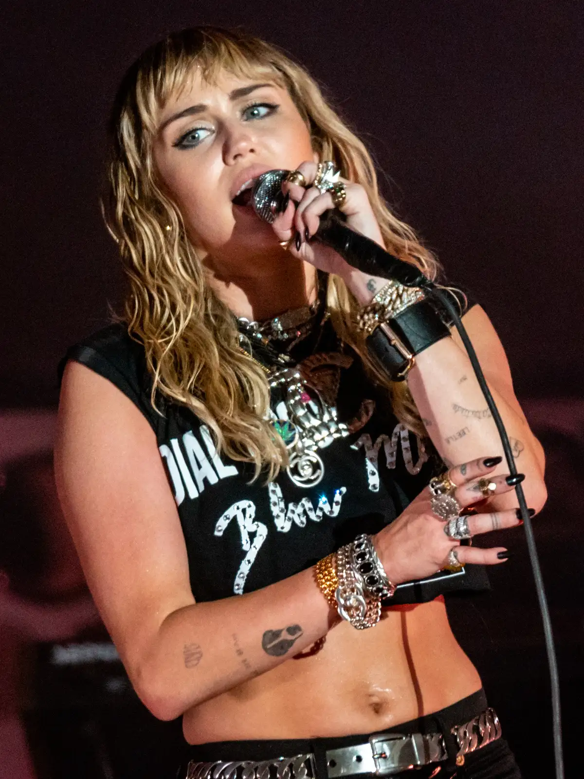 Miley Cyrus inicia nova era musical com Atlantic Records e novo álbum