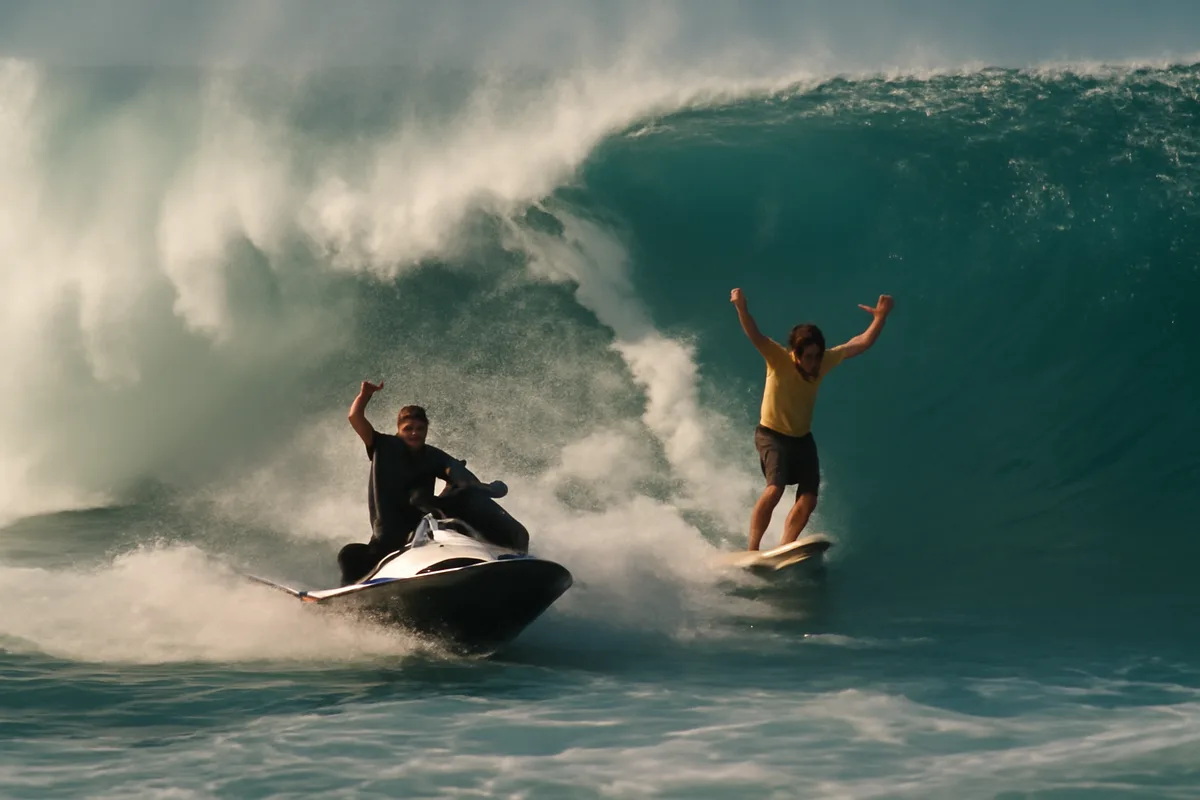 Pedro Scooby vence Itacoatiara Big Wave em Niterói com Lucas Chumbo