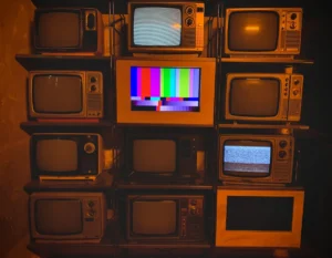 Pluto TV amplia catálogo em agosto com séries clássicas e filmes 2000s