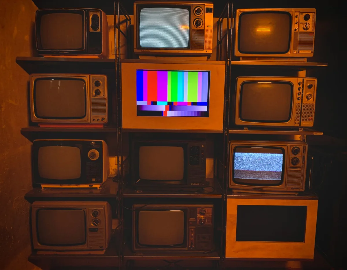 Pluto TV amplia catálogo em agosto com séries clássicas e filmes 2000s