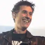 Dinho Ouro Preto celebra fase mais saudável aos 62 anos no 10º show do Capital