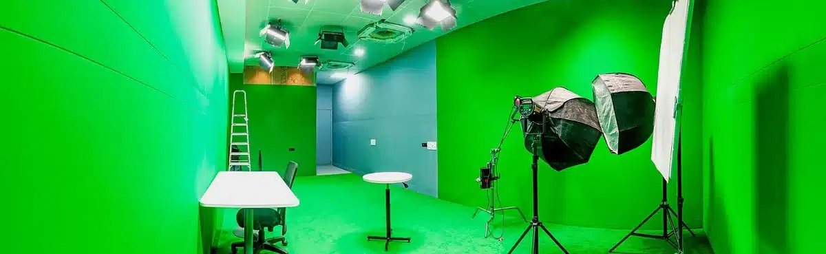 Estúdio de televisão vazio com painéis de notícias desligados, cadeiras de apresentadores vazias, iluminação reduzida, uma sensação de encerramento e mudança