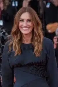 Julia Roberts recebe ovação histórica nos Globos de Ouro 2026
