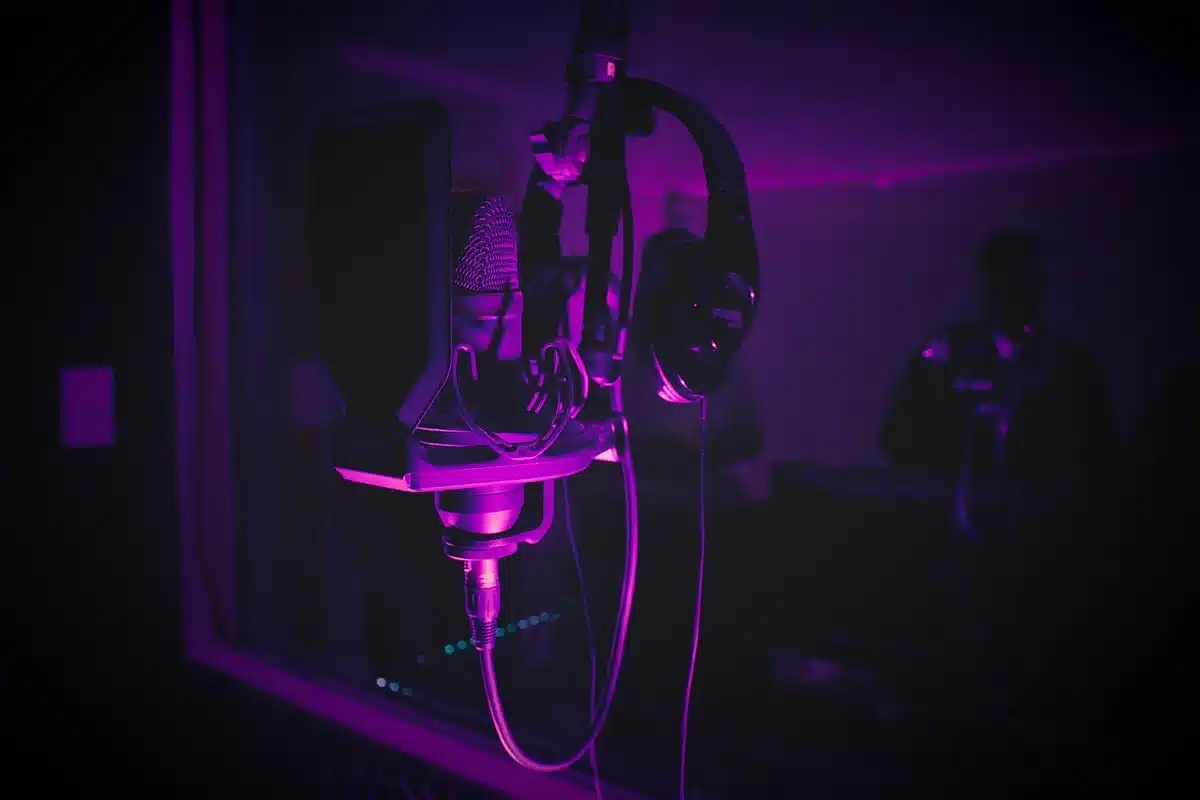 A vintage radio microphone in dim studio lighting, suggesting the golden age of Brazilian radio drama in the 1950s-60s.