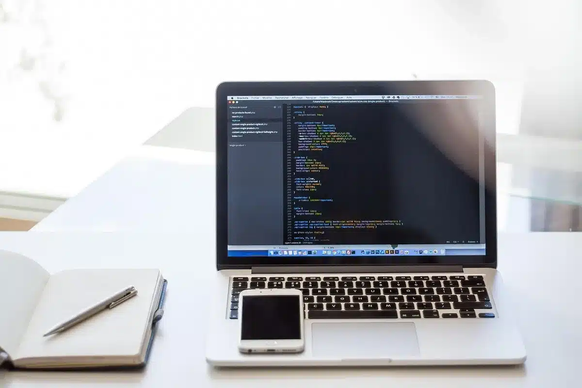 Crítico assistindo à série e anotando observações