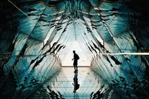 Silhueta de ator num corredor de estúdio com claquete sobre mesa