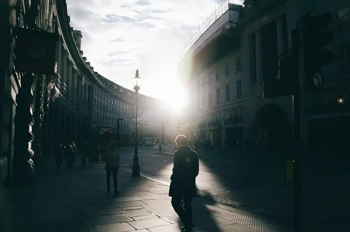 Ruas de Londres à noite com um corredor anônimo em movimento