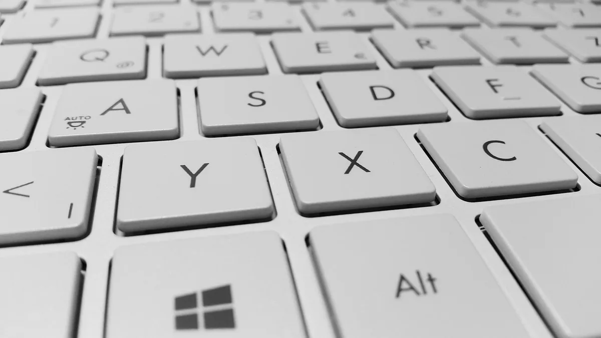 Crítico escrevendo avaliação de filme em um laptop