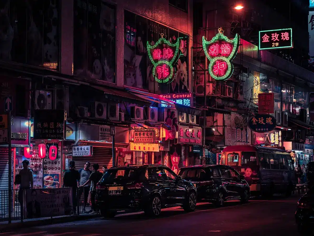 Rua da cidade com robô patrulha genérico à noite