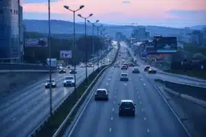 Silhueta anônima em um telhado ao entardecer com microfone e roteiro dobrado