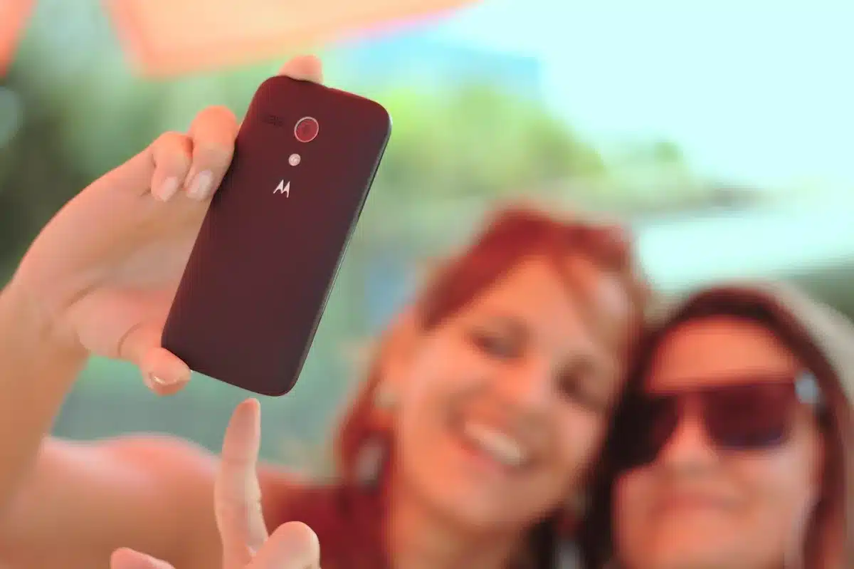 Criador anônimo produzindo vídeo vertical no celular