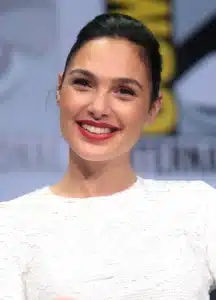 Gal Gadot diz que saída do papel de Mulher‑Maravilha "não foi conduzida com