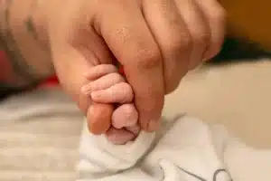 Mãos anônimas segurando lanternas de brinquedo sobre mesa com quadrinhos e anotações