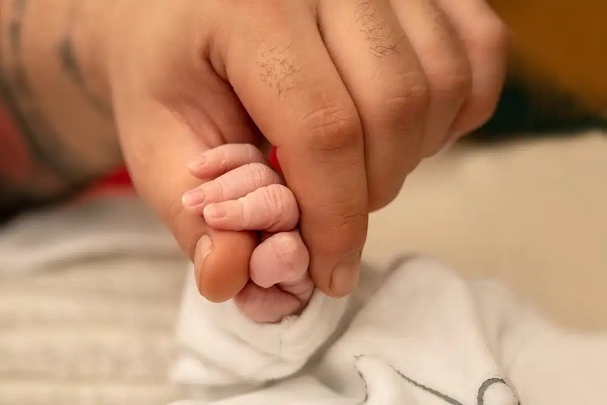 Mãos anônimas segurando lanternas de brinquedo sobre mesa com quadrinhos e anotações