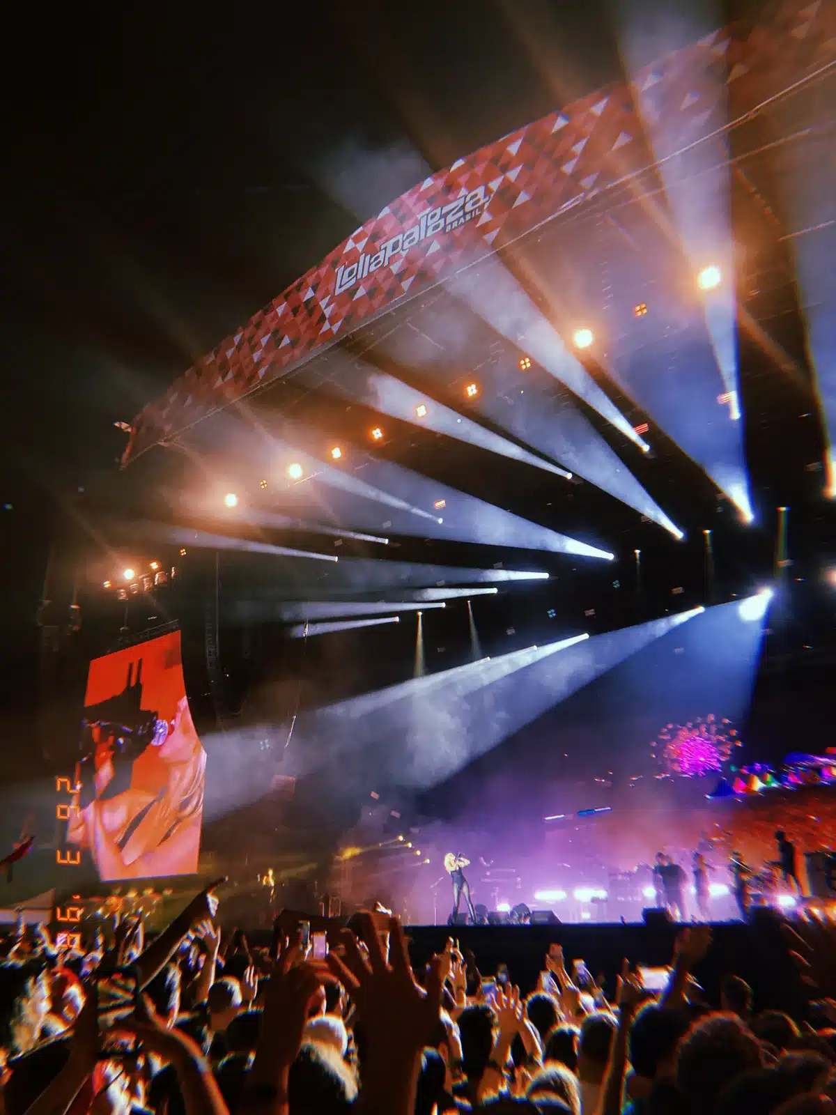 Line-up do Lollapalooza 2027 anuncia Travis Scott, Charli XCX e The Killers em