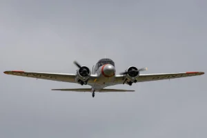 Silhuetas ao lado de pequeno avião abandonado em aeródromo deserto ao entardecer