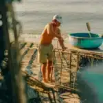 Vilarejo de pescadores enevoado com redes e barco ancorado