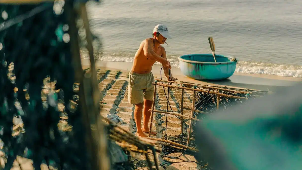 Vilarejo de pescadores enevoado com redes e barco ancorado
