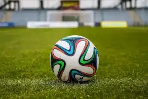 Escritório anônimo de treinador com capacete de futebol e quadro de jogadas