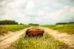 Jaquetas de couro e roupas de estúdio evocando mutantes sem rostos